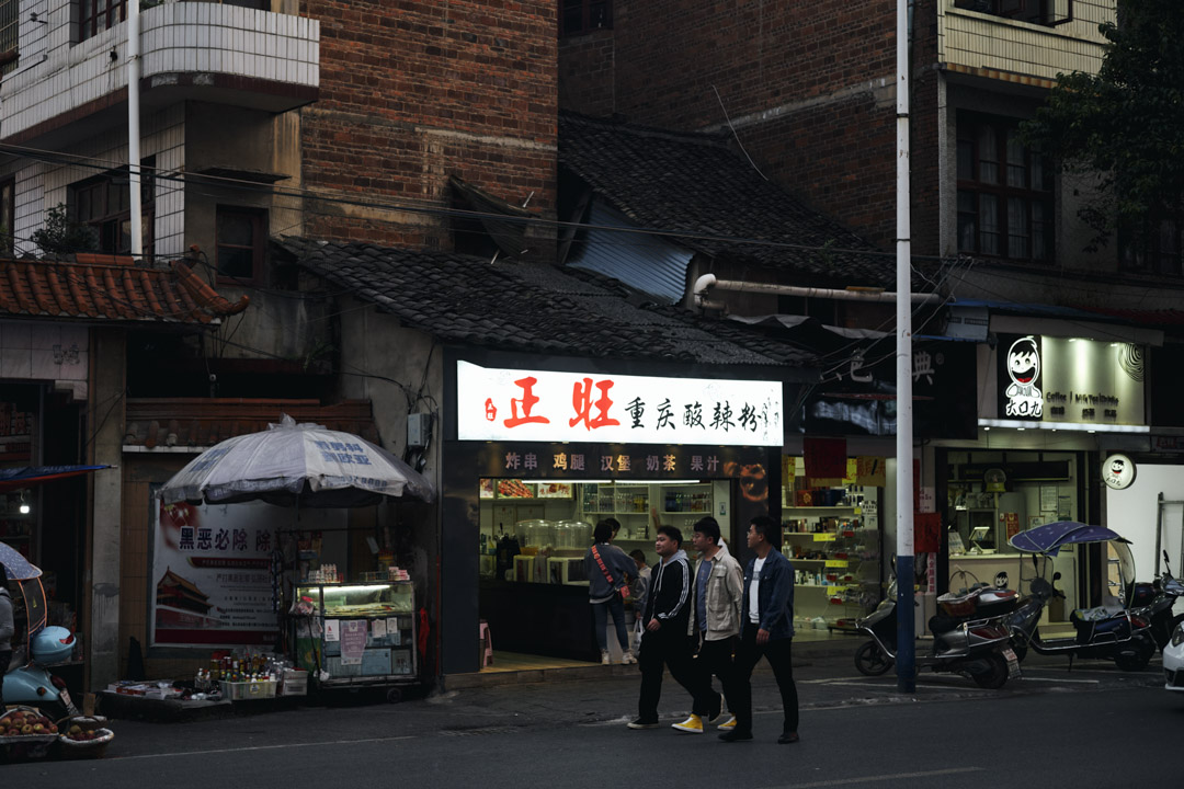 百泉镇八角亭附近的公园路上,几家客源寥寥的小吃店还在勉强维持经营。受新冠肺炎疫情影响,独山的许多餐饮业者在2020年选择了缩小门面。
