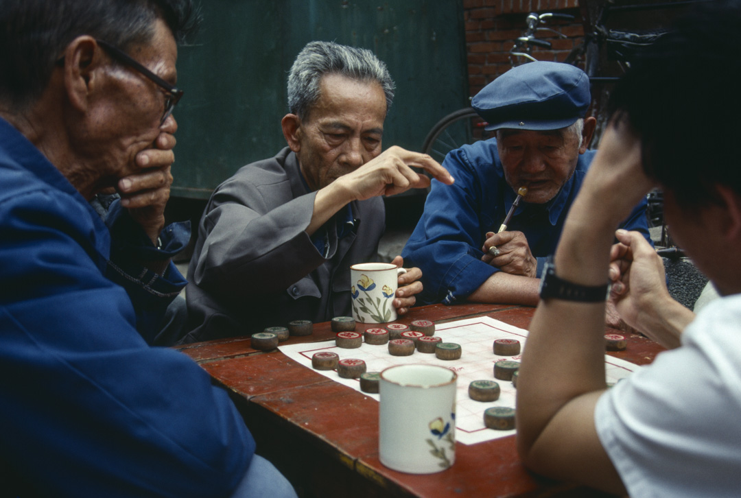 2020年5月20日,云南省昆明市一群长者在下象棋。