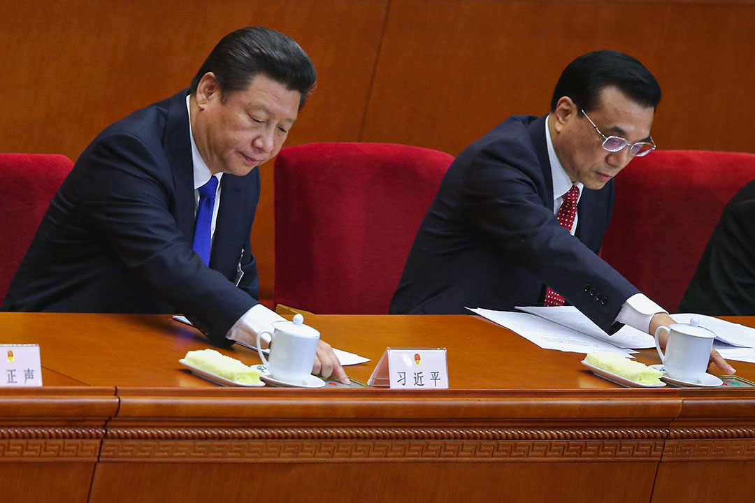 2015年3月15日北京中国人民大会堂,中国国家主席习近平(左)和李克强总理(右)在会内进行表决。