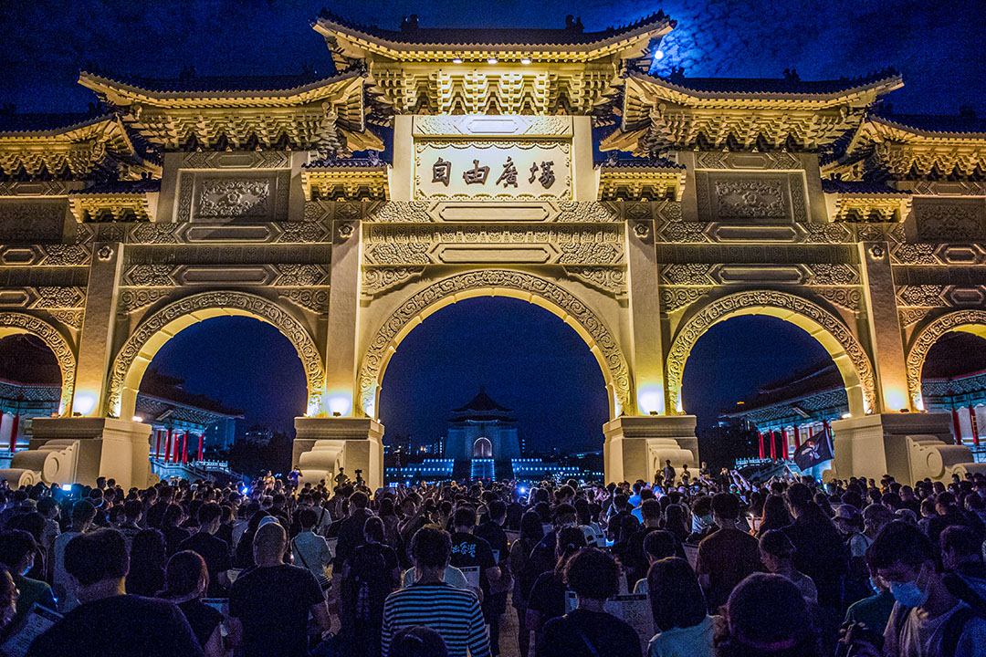 2020年6月4日台北自由廣場,人群聚集以悼念六四事件的死難者。