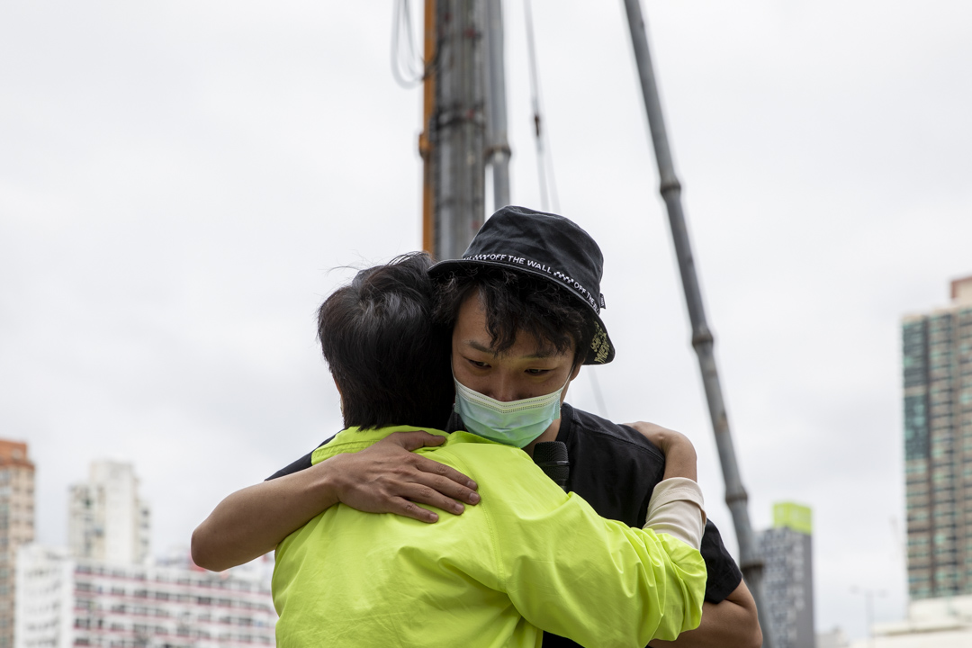 2021年2月28日,民主派初選九龍西參選人黃碧雲及岑子杰,下午1時半左右到達油麻地警署準備入內續保報到,期間二人擁抱。