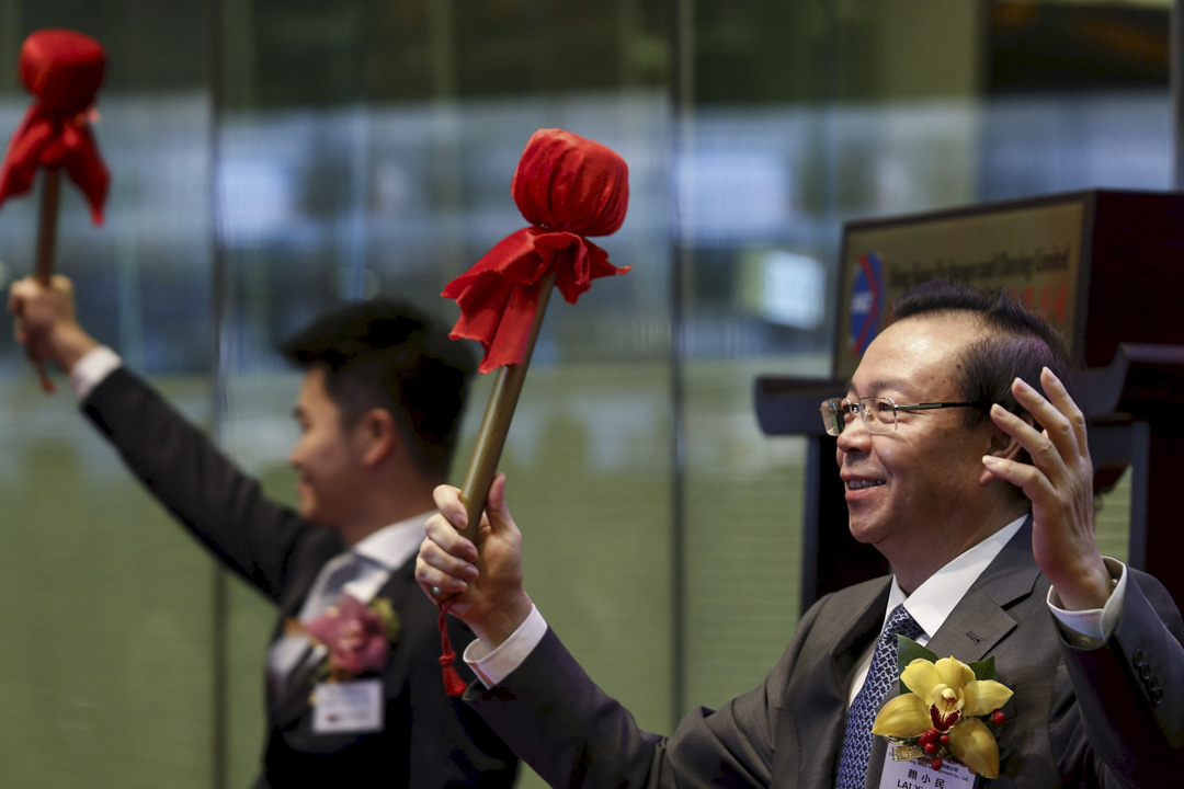 2015年10月30日,中國華融資產管理公司在香港交易所上市,董事長賴小民在現場表現興𡚒。