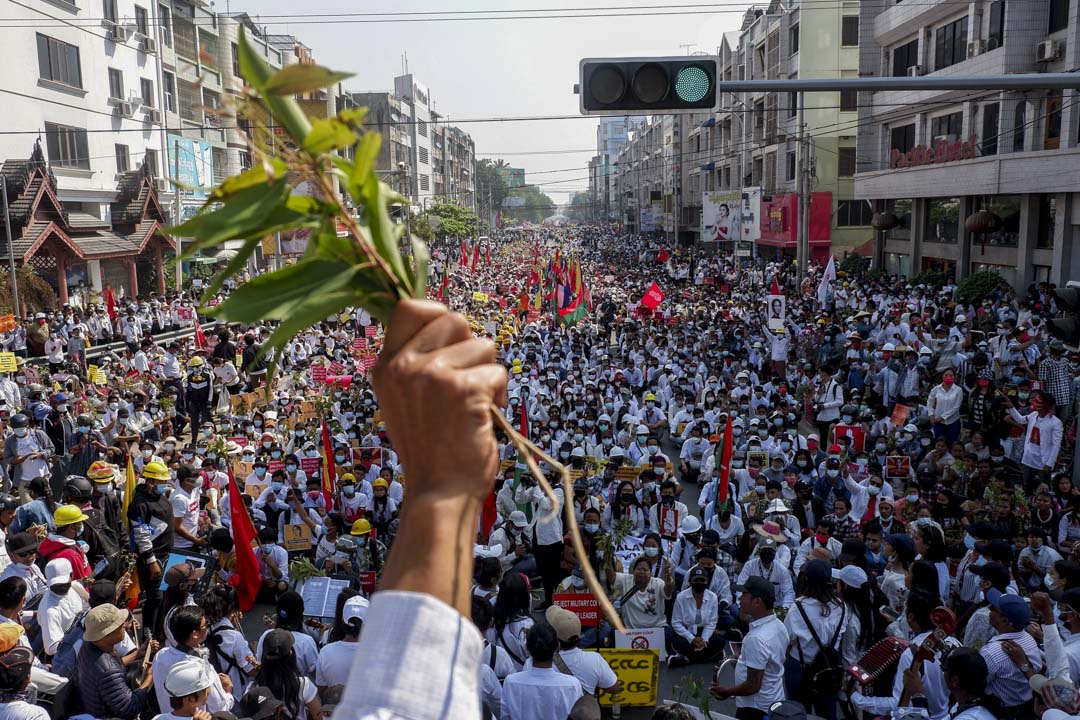 2021年2月22日,缅甸示威者发起22222全国大罢工,曼德勒挤满上街群众。