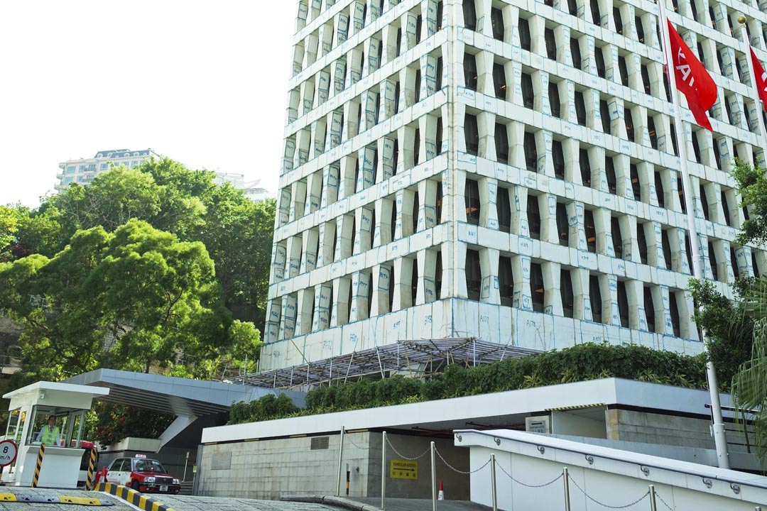 寫滿藍色編號，原只打算維修及翻新外牆的灣仔友邦大廈，攝於2017年11月。