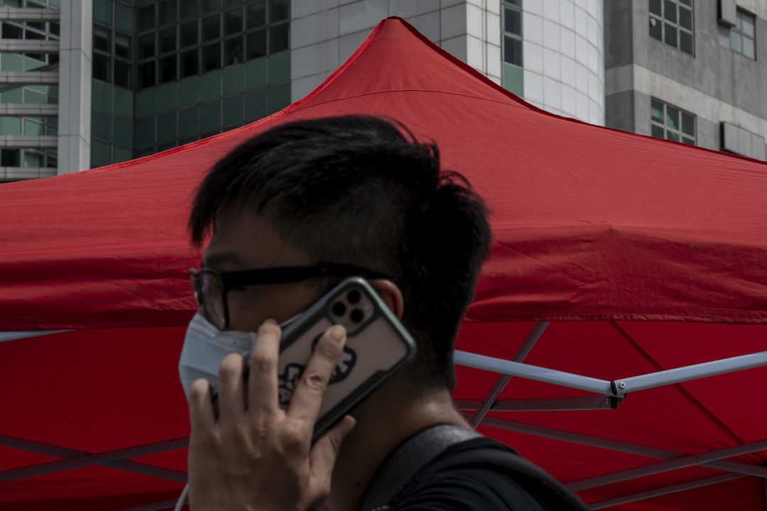 2019年8月10日,將軍澳一名正在使用電話的男子。