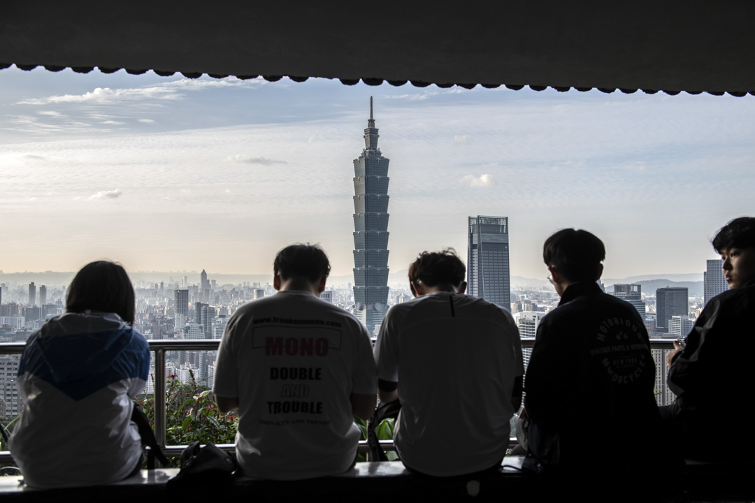 2020年1月7日,台北人們從山上欣賞台北101的景色。