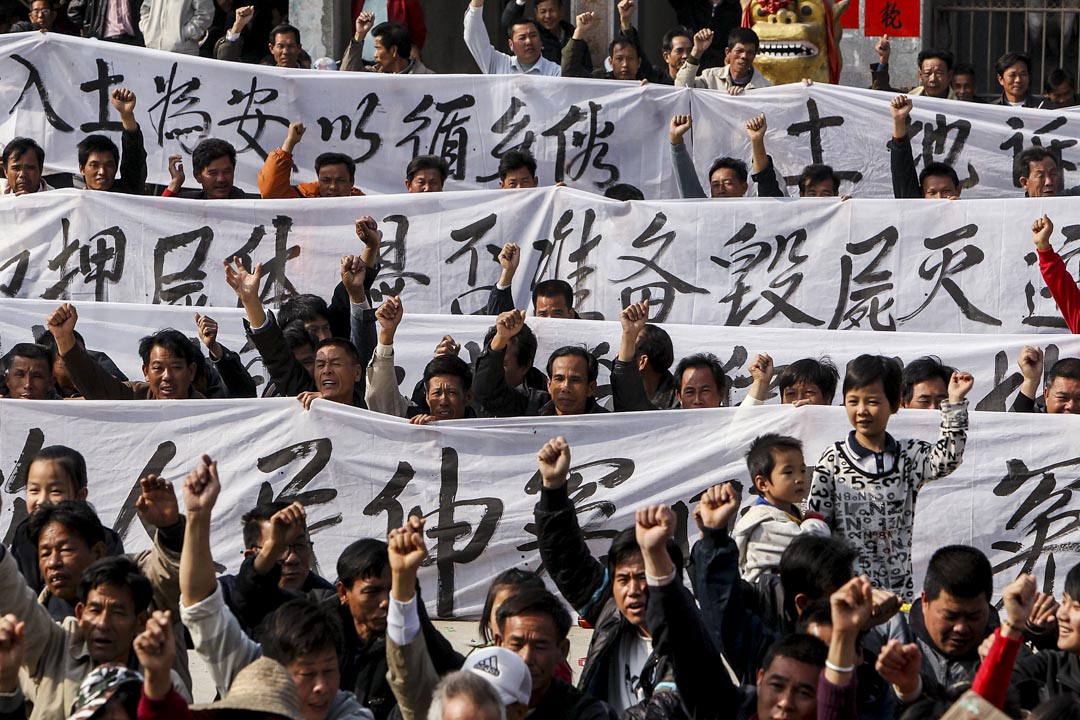 2011年12月17日,乌坎村民参加集会抗议官方腐败,并悼念村民薛锦波被刑事拘留时突然死亡。