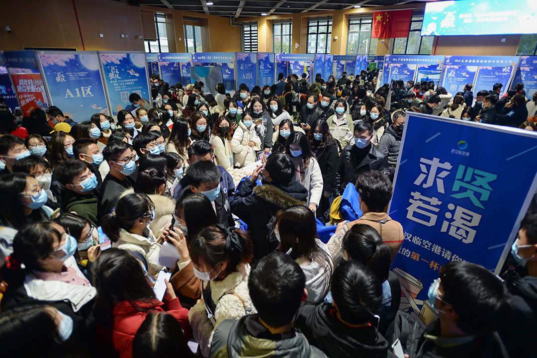 2020年12月2日中國武漢,戴著口罩的畢業生於湖北省武漢市的體育館參加招聘會。