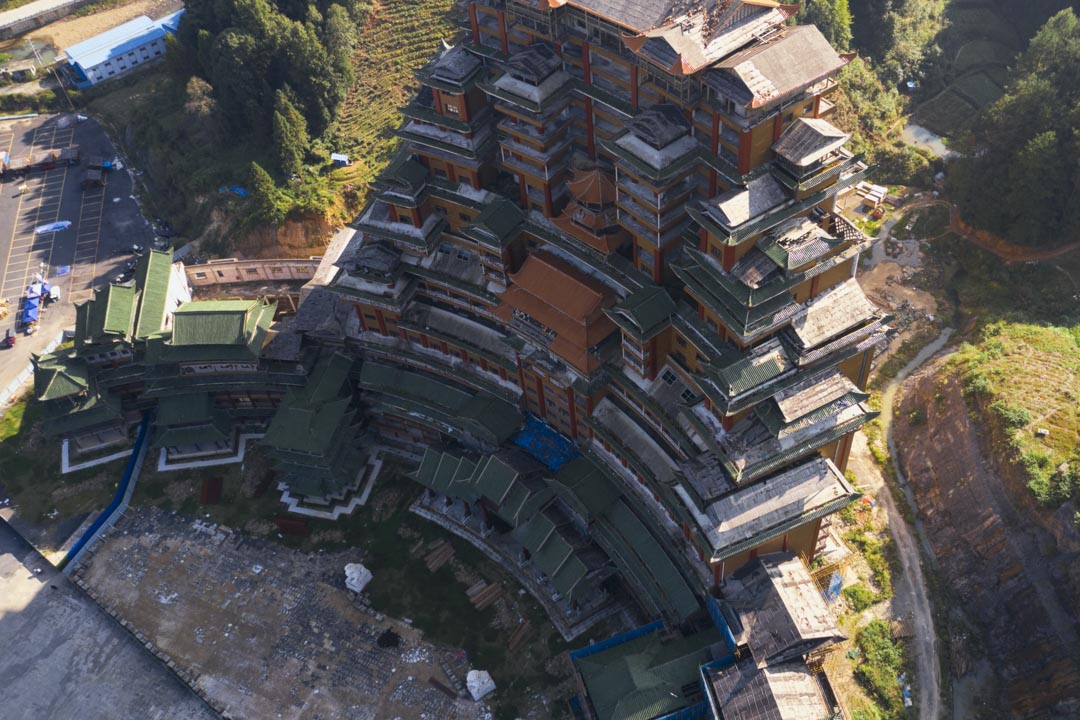 位于影山镇净心谷景区内的“黔南第一烂尾楼”水司府堂(水司楼),这座外形怪诞的酒店—会议中心综合体出自湖南建筑商人李宏进的手笔。