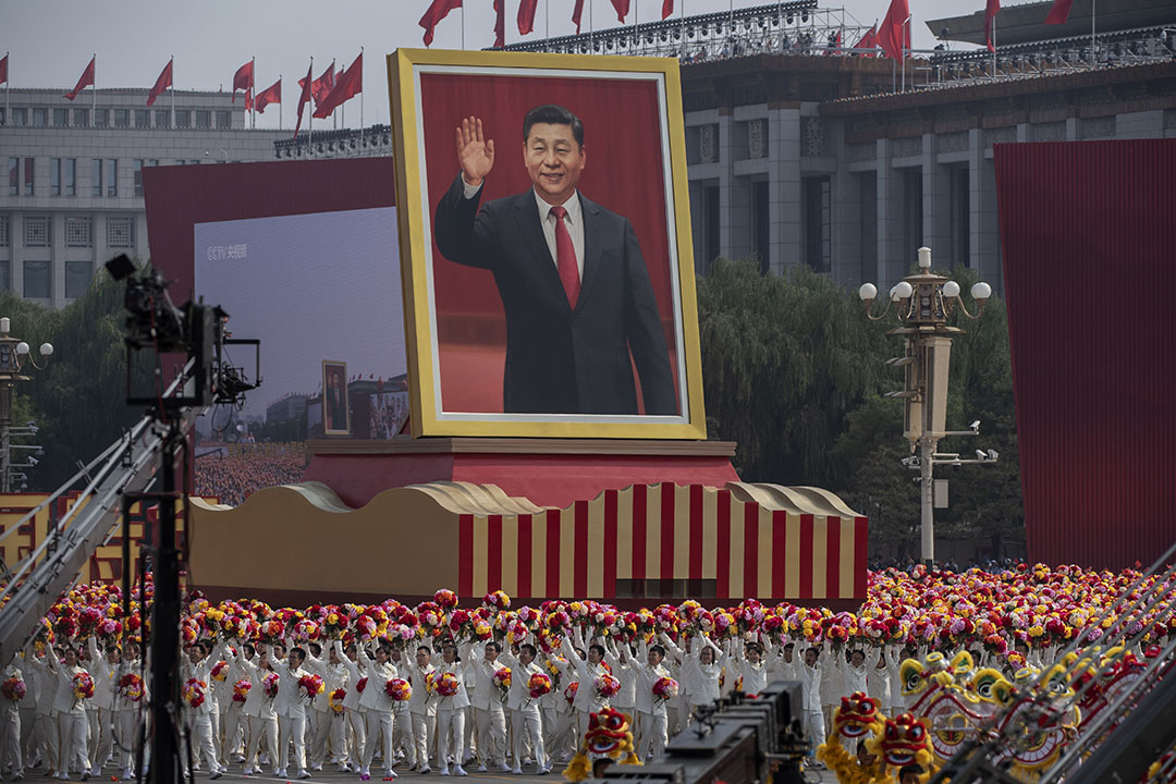 2019年10月1日北京天安门广场,为庆祝1949年中华人民共和国成立70周年,中国国家主席习近平的巨幅肖像在游行队伍上。