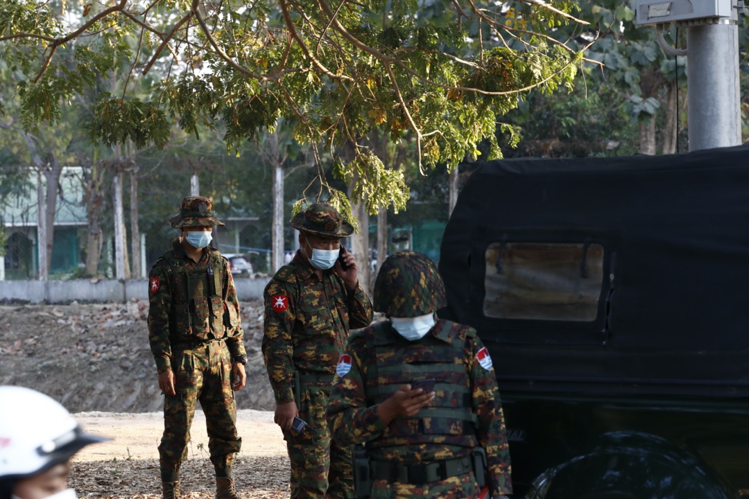 2021年2月2日,緬甸首都奈比多,有軍人在一所賓館外駐守。
