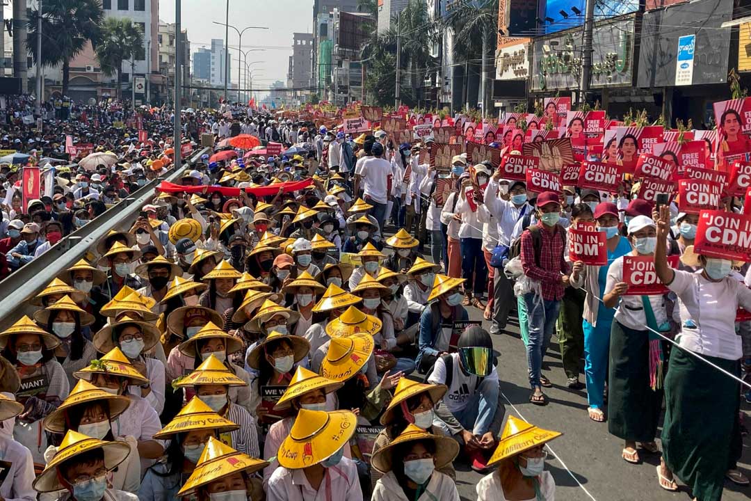 2021年2月22日,缅甸曼德勒,反对军政府的示威者在一次集会中堵塞主要道路。
