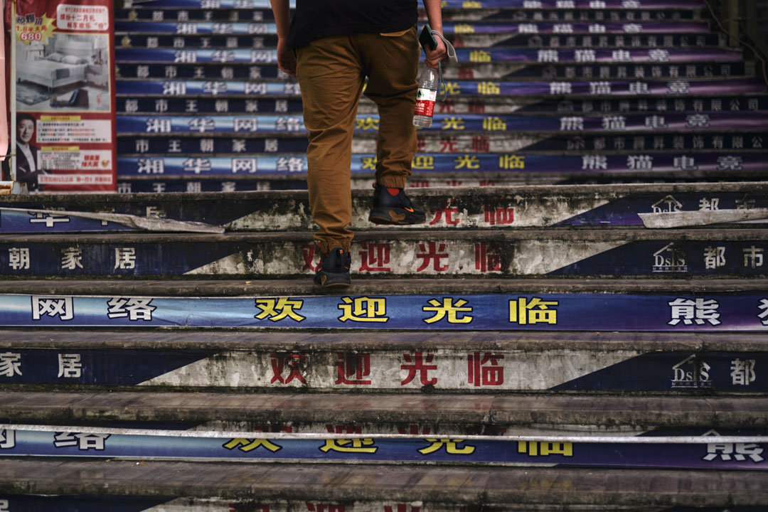 傍晚时分,一名本地青年走向中华北路一处住宅楼群中开设的网咖。