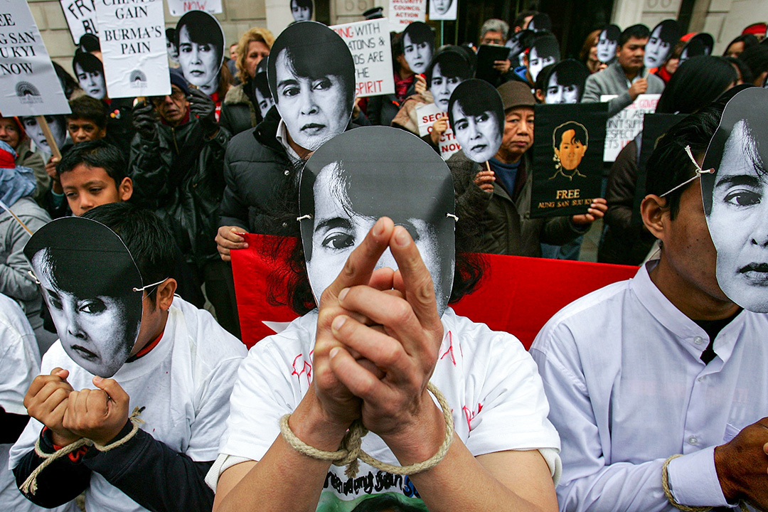 2007年10月24日伦敦,缅甸示威者戴著昂山素季的面具在中国大使馆外示威。