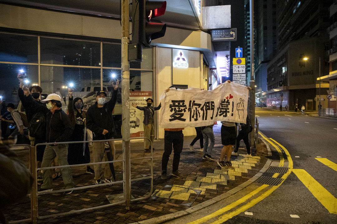 2021年3月4日,晚上十时半,囚车驶经荔枝角道时,市民高举横额支持。