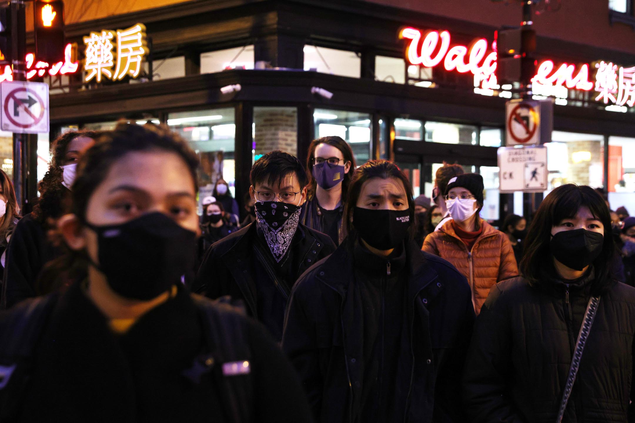 2021年3月17日華盛頓,群眾參加了守夜活動,回應亞特蘭大按摩院槍擊案。