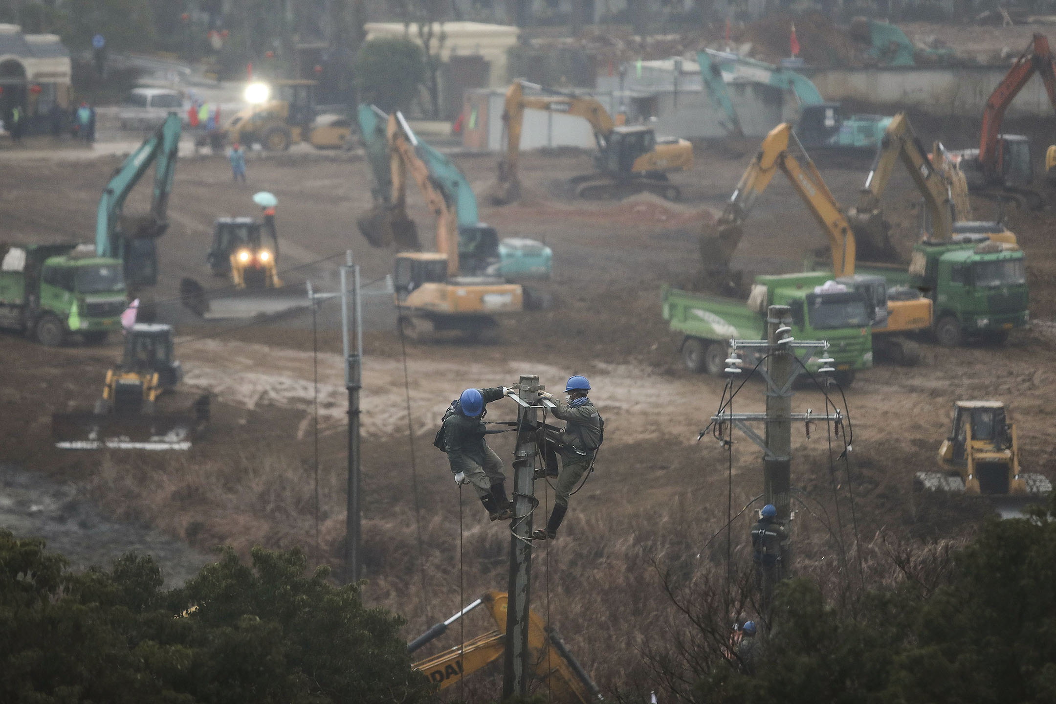 2020年1月24日武漢,兩名工人在修建一所新的醫院。