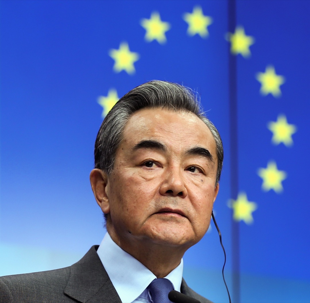 2019年3月18日,比利時布魯塞爾,中國外交部部長王毅與時任歐盟委員會外交和安全高級代表墨格里尼會面後見記者。