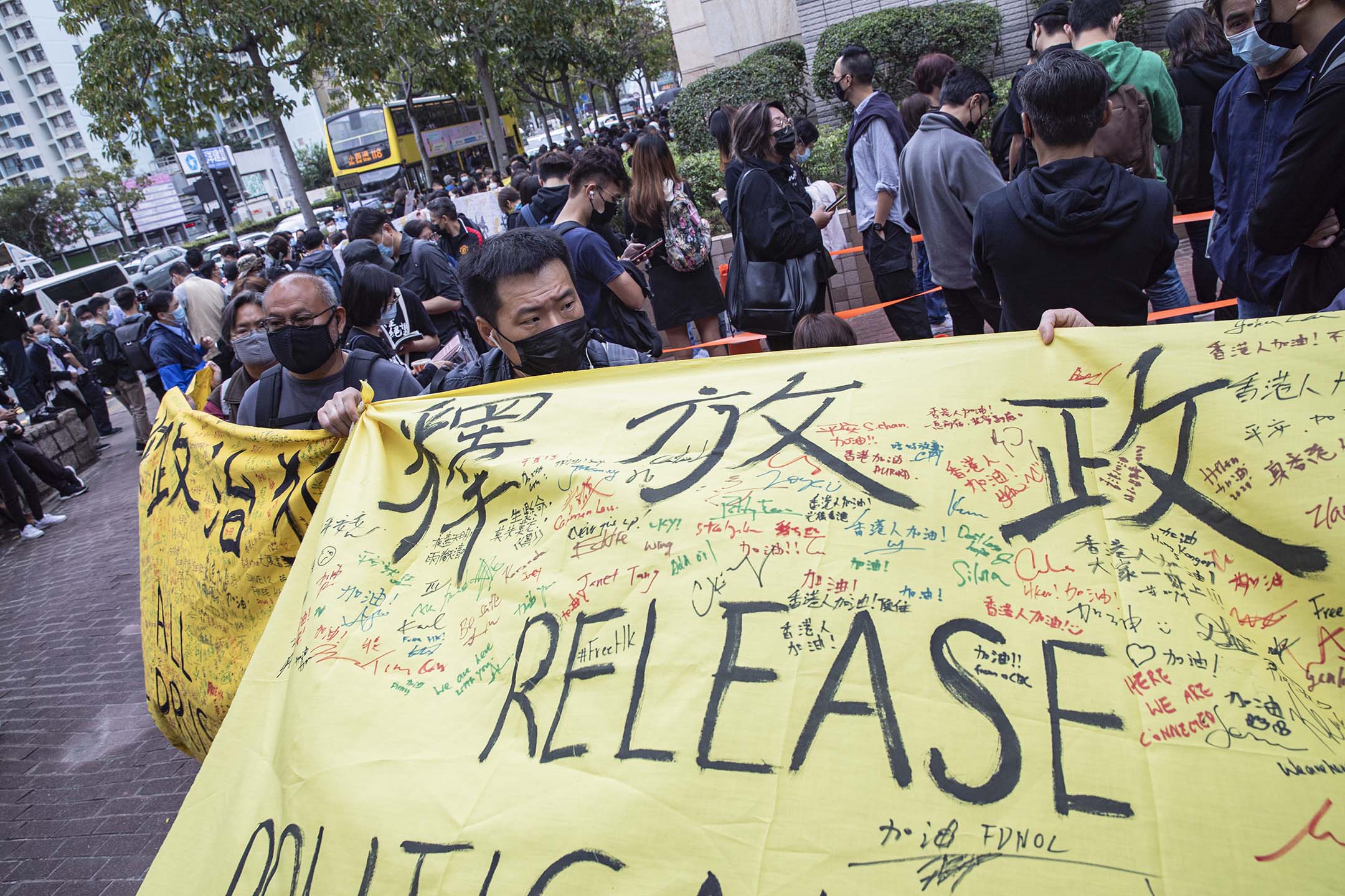 2021年3月1日大批市民於西九龍裁判法院等候進庭聽審。