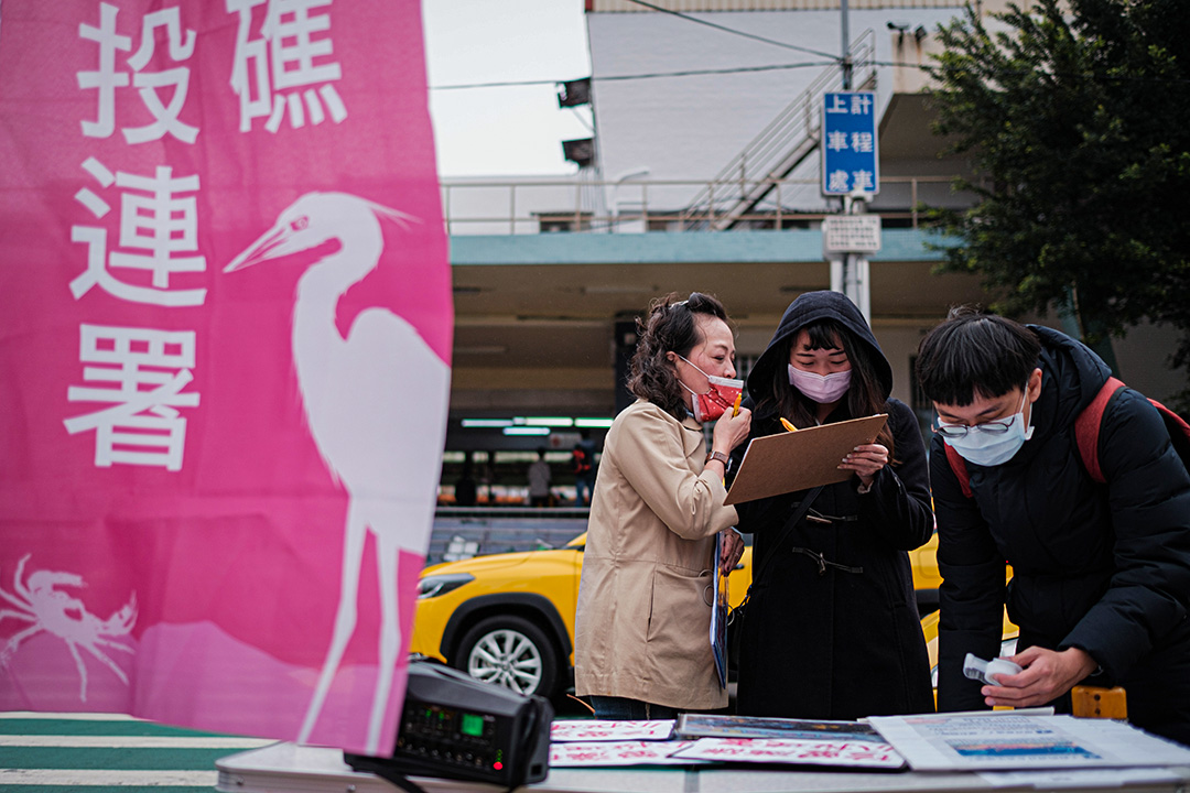 2021年2月28日台湾中坜,志工摆摊呼吁市民支持藻礁公投的连署。