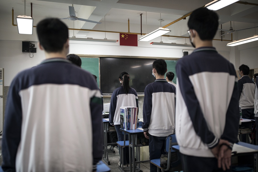 武漢一所學校,學生對著國旗起立。