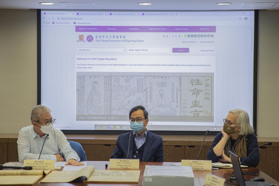 2020年12月29日,香港中文大學常務副校長陳金樑(中)在記者會上,就中國研究服務中心面臨「重組」一事回應傳媒。