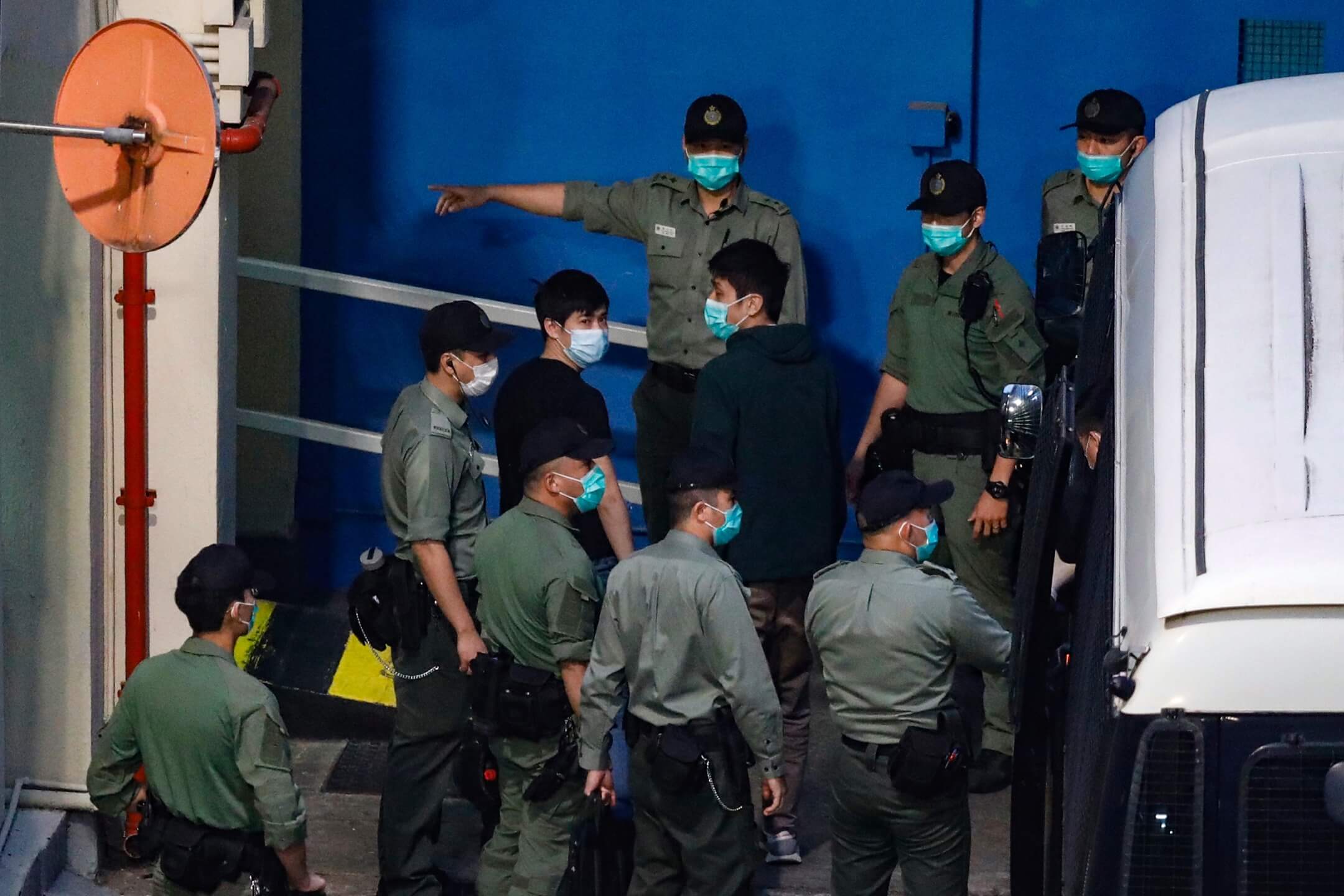 2021年3月2日凌晨6时40分,区议员岑敖晖和邹家成被押解到荔枝角收押所。摄:林振东/端传媒