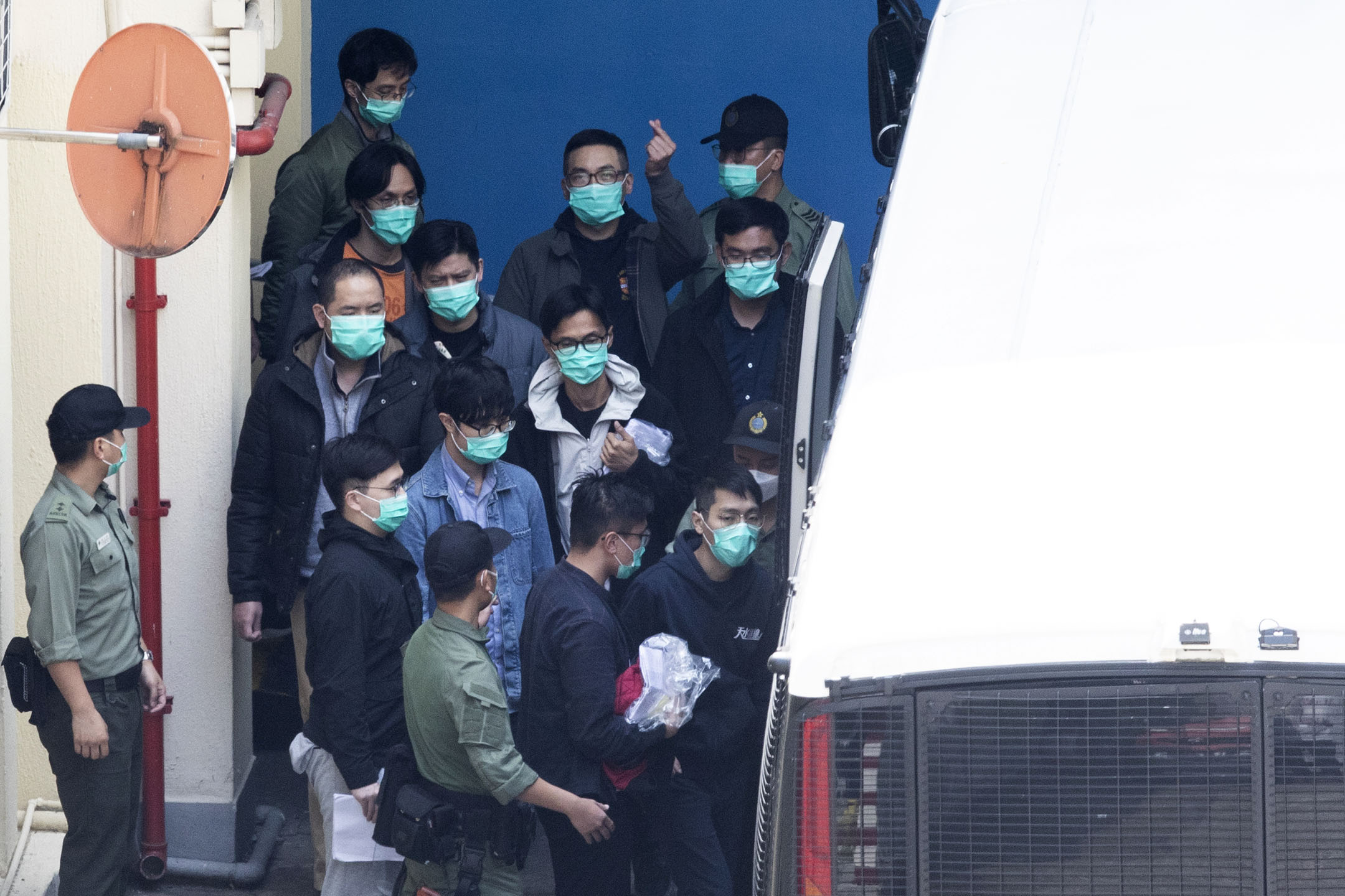 2021年3月2日,228大檢控案中多名被告離開荔枝角收押所。期間前立法會議員、前公民黨黨魁楊岳橋向記者做出心形手勢。攝:林振東/端傳媒