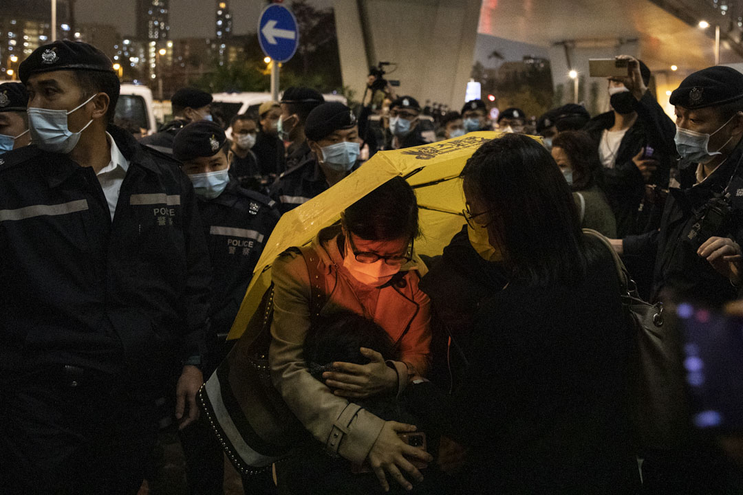 2021年3月4日,西九龙法院大楼外的声援市民得悉裁判结果后哭泣。