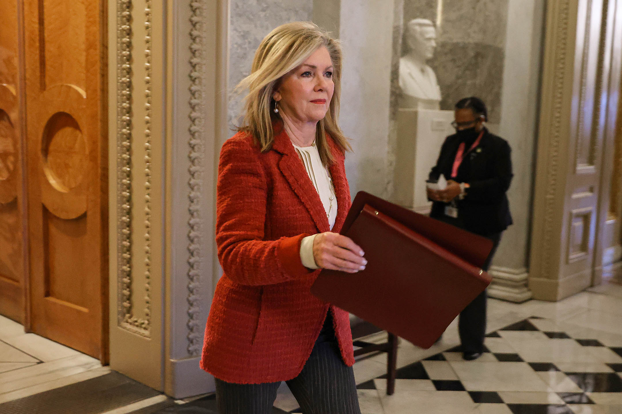 2021年2月8日華盛頓,美國參議員布萊克本(Marsha Blackburn)在美國國會大廈進行表決後離開參議院。