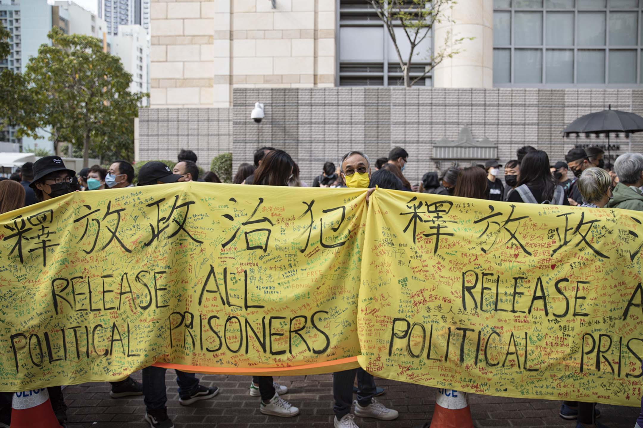 2021年3月1日,47人案提堂,大批市民于西九龙裁判法院外排队进庭听审。
