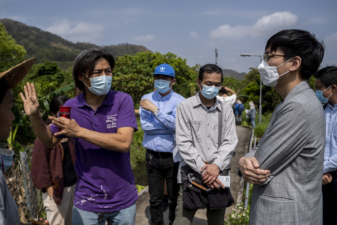 2021年3月15日烈日下,戚師傅與欲進行青苗點算的漁護處及地政人員重申反對立場。