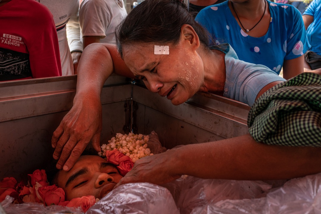 2021年3月27日,緬甸仰光,20歲的 Aung Zay Min 在晚上被當地安全部隊槍殺,親屬在棺材旁痛哭。