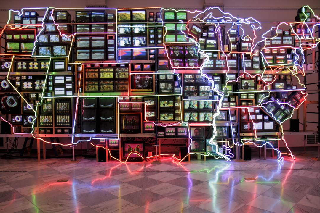 科技艺术之父:白南准的作品“Electronic Superhighway:”,当时的网路还处于让人充满想像的初始阶段。