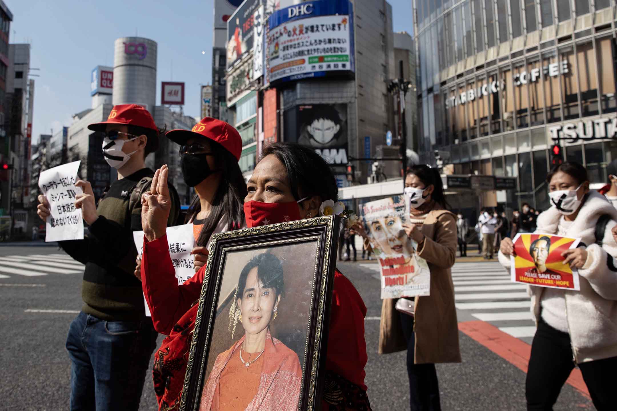 2021年2月14日东京,反对缅甸军事政变的示威者在日本街头示威。