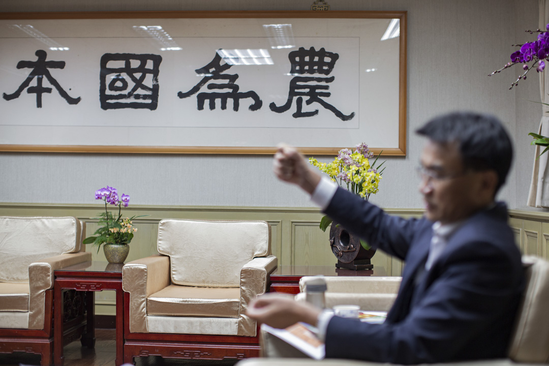 在台湾农委会主委陈吉仲接待宾客的办公室里,挂着大大的四个字:农为国本。这是当年前总统李登辉手书,悬挂至今。