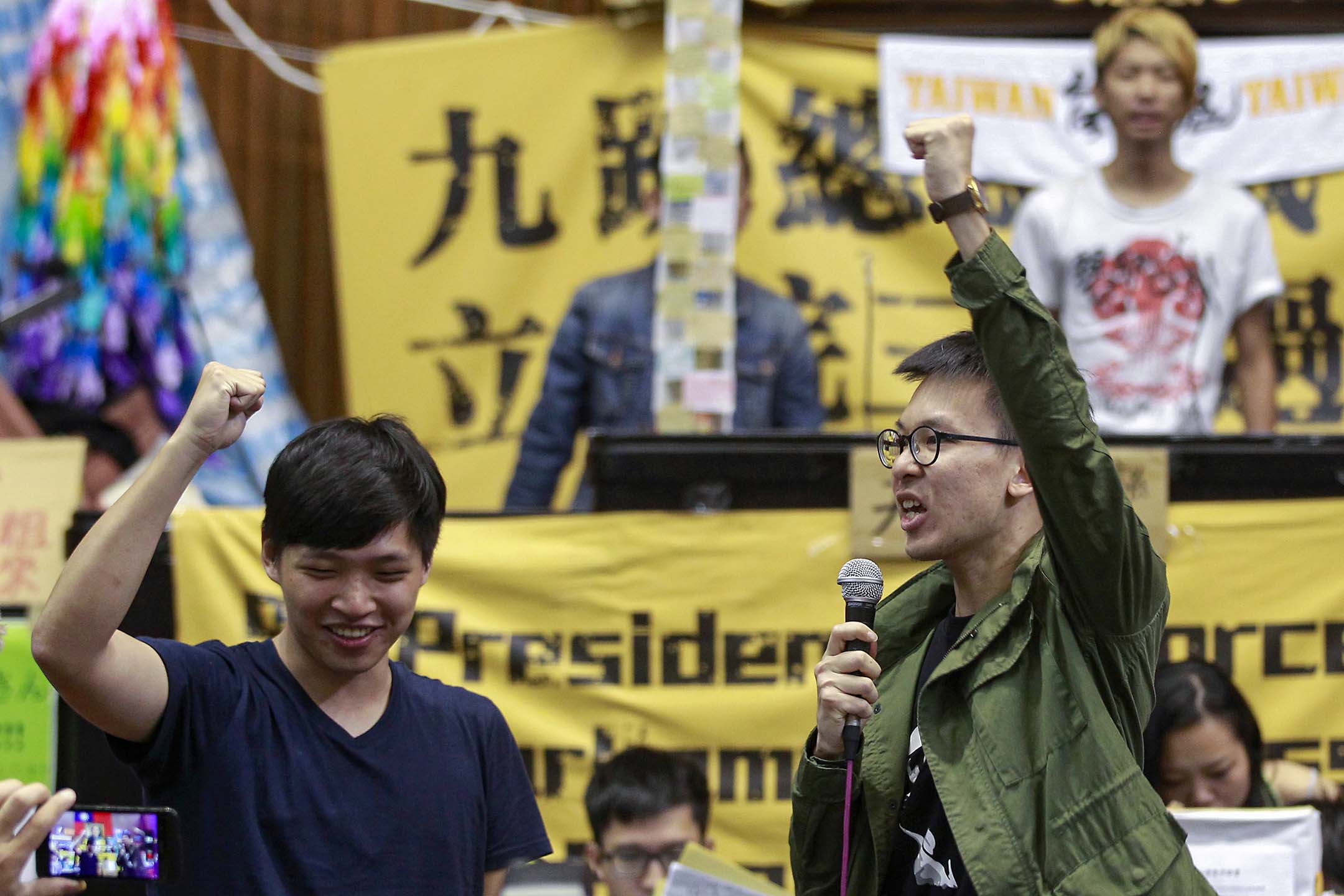 2014年4月6日台北,學生領袖林飛帆(右)和陳為廷(左)在立法院內高呼口號。