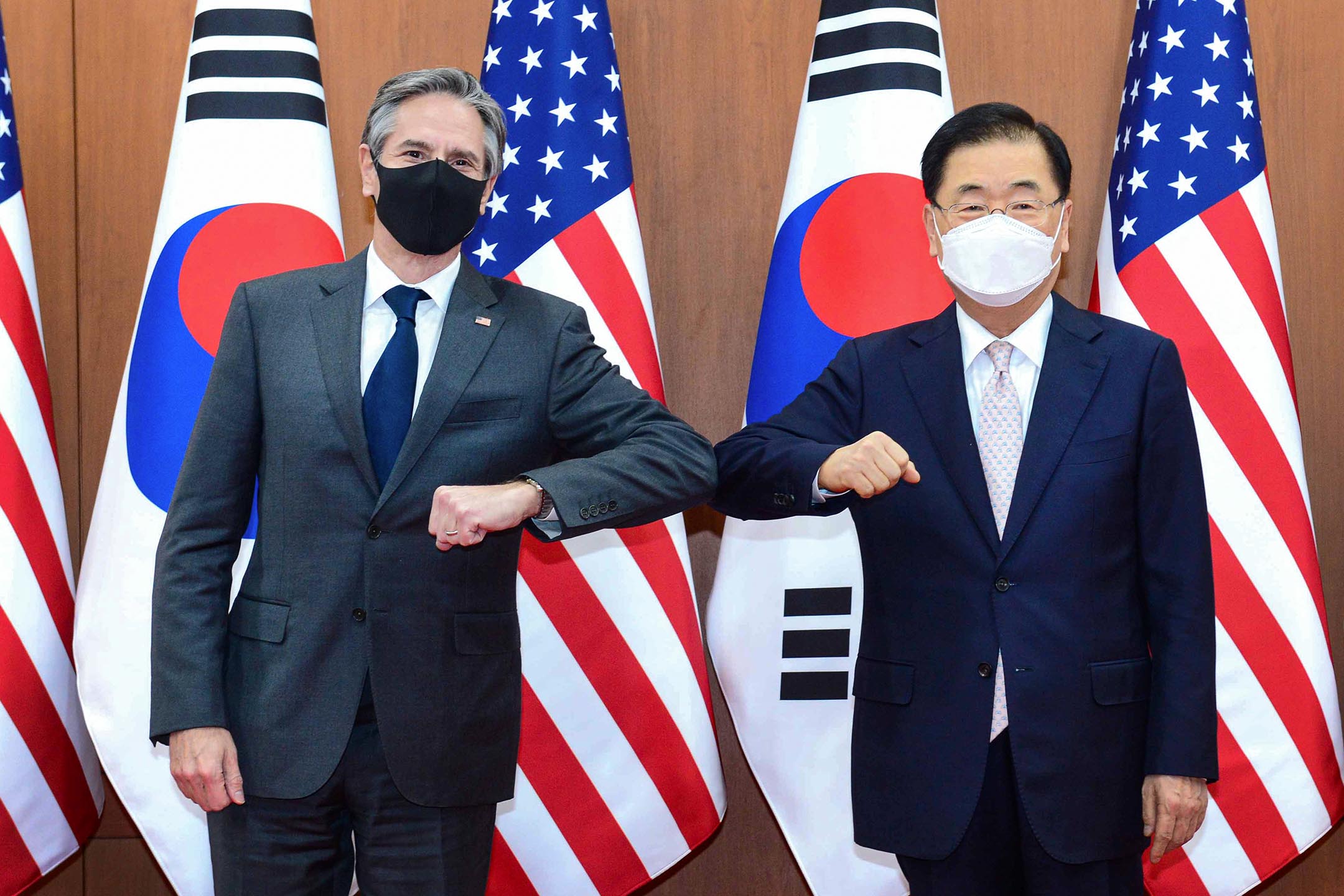 2021年3月17日韓國首爾,美國國務卿布林肯(左)和韓國外交部部長鄭義溶(右)於會晤前拍照。