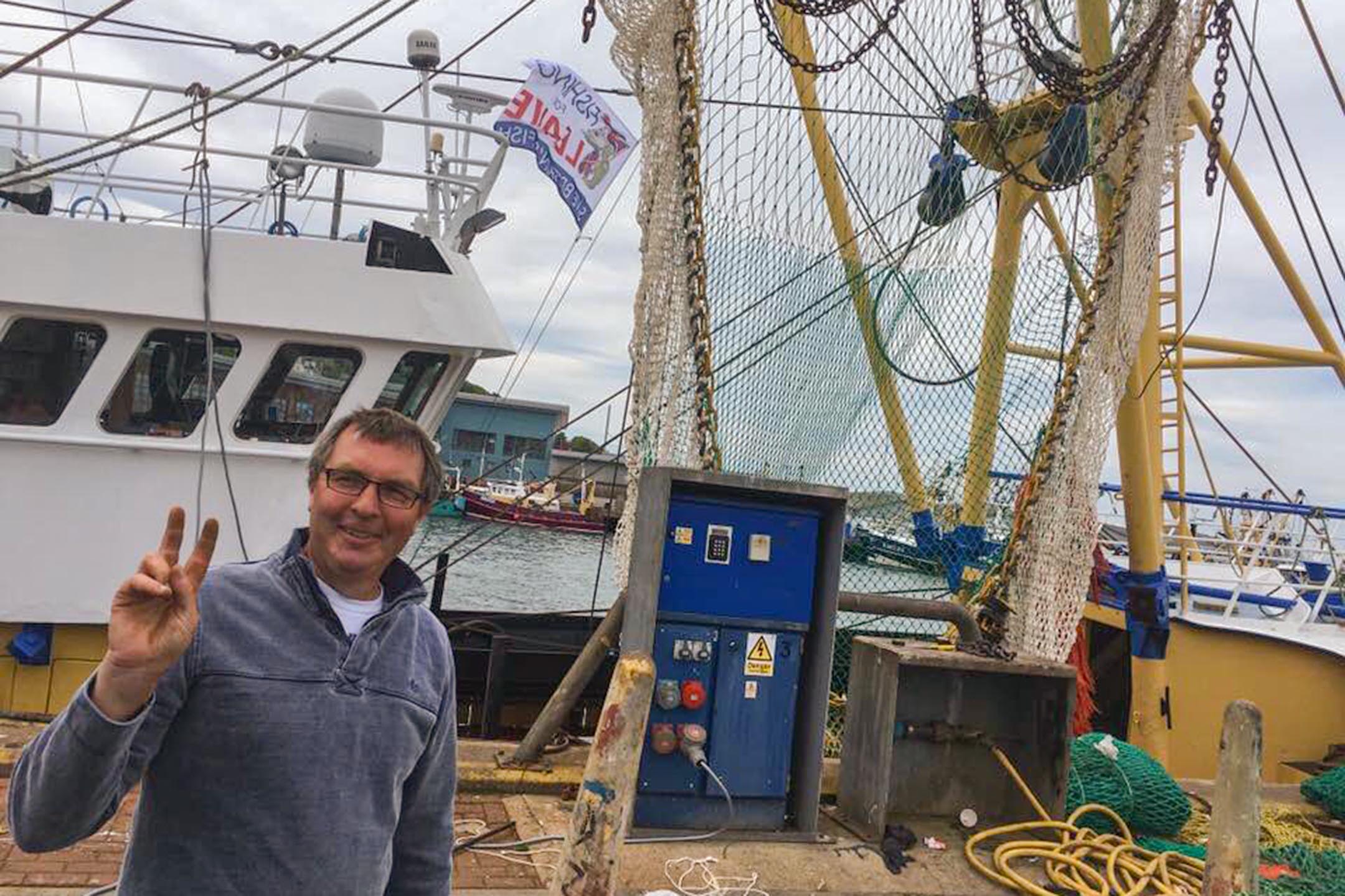 Mike Sharp在掛上「Fishing for Leave」旗幟的漁船上,準備到倫敦參與示威支持脫歐。