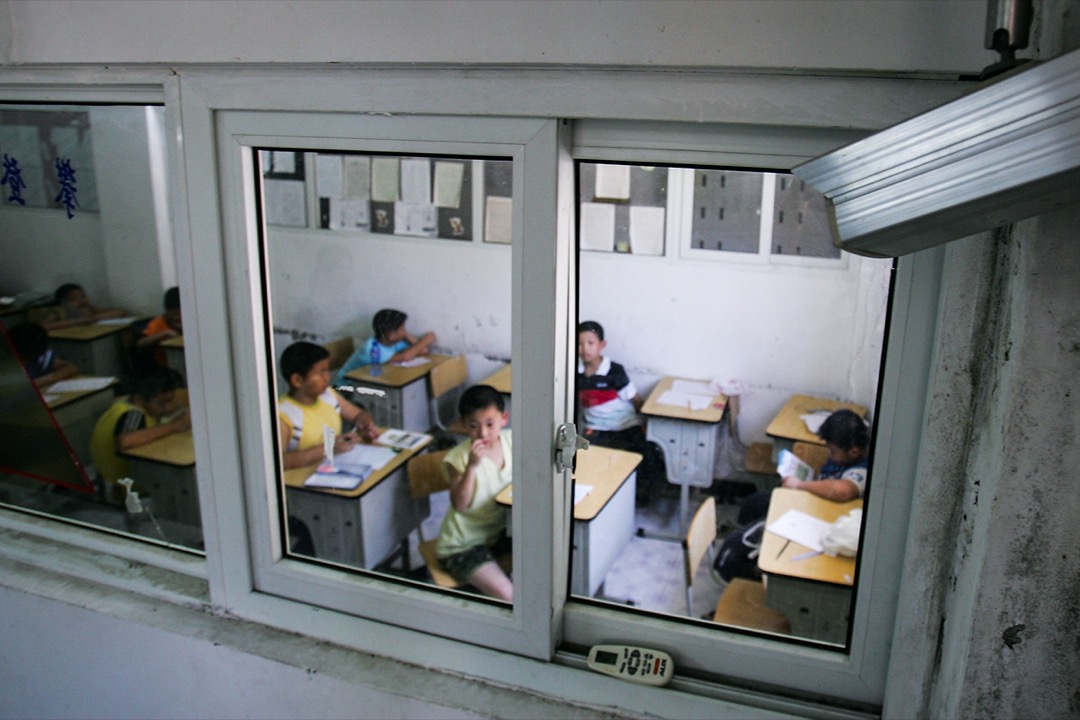 杭州一所學校,課室外有閉路電視拍攝課室內的情況。