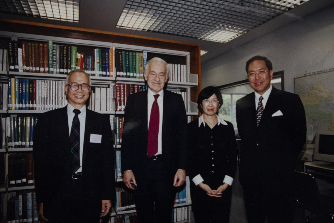 衛奕信以香港總督身份訪問中心。