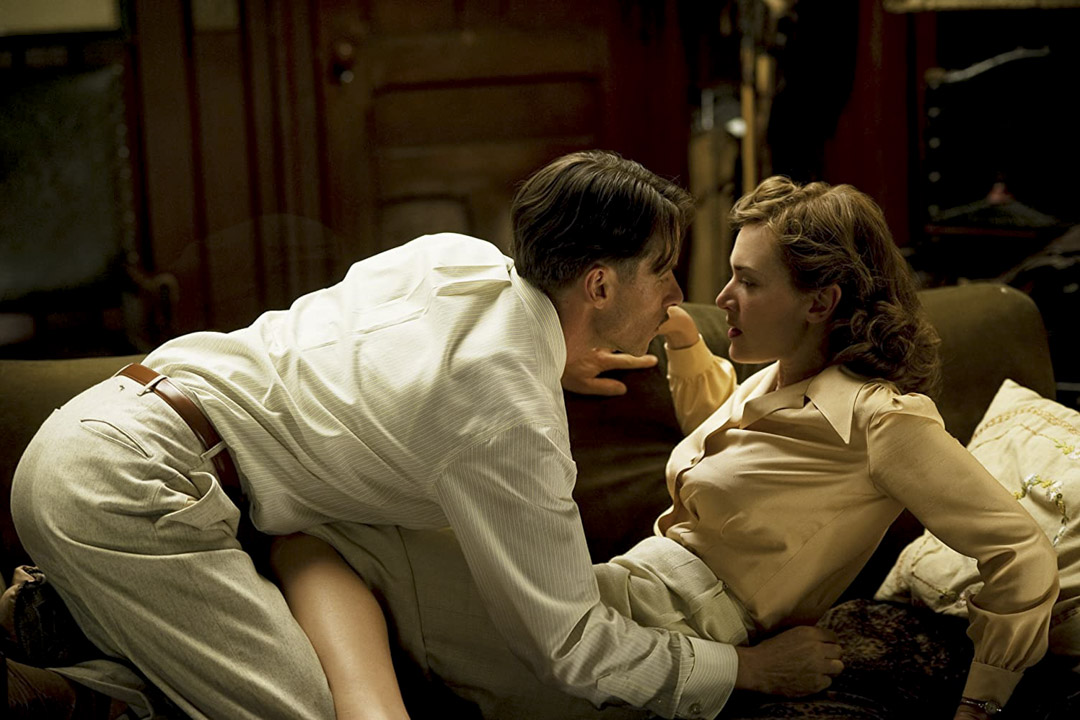 电视剧《欲海情魔》(Mildred Pierce)剧照。