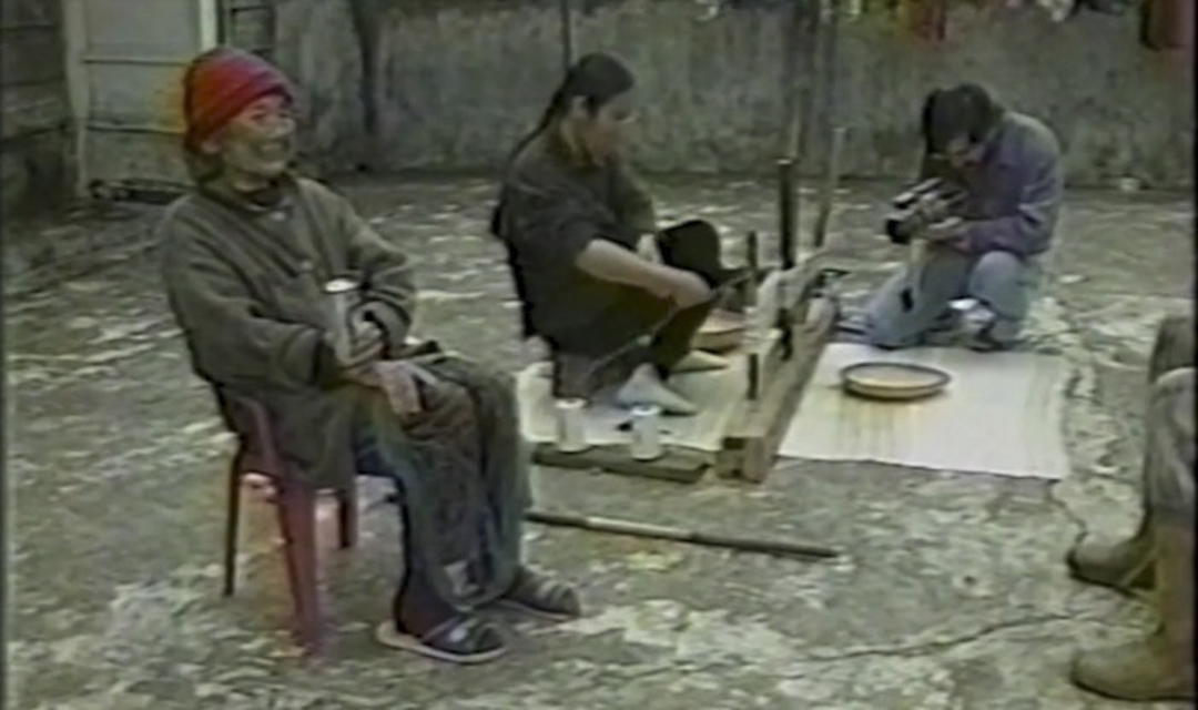 《石壁部落的衣服》(1997)。