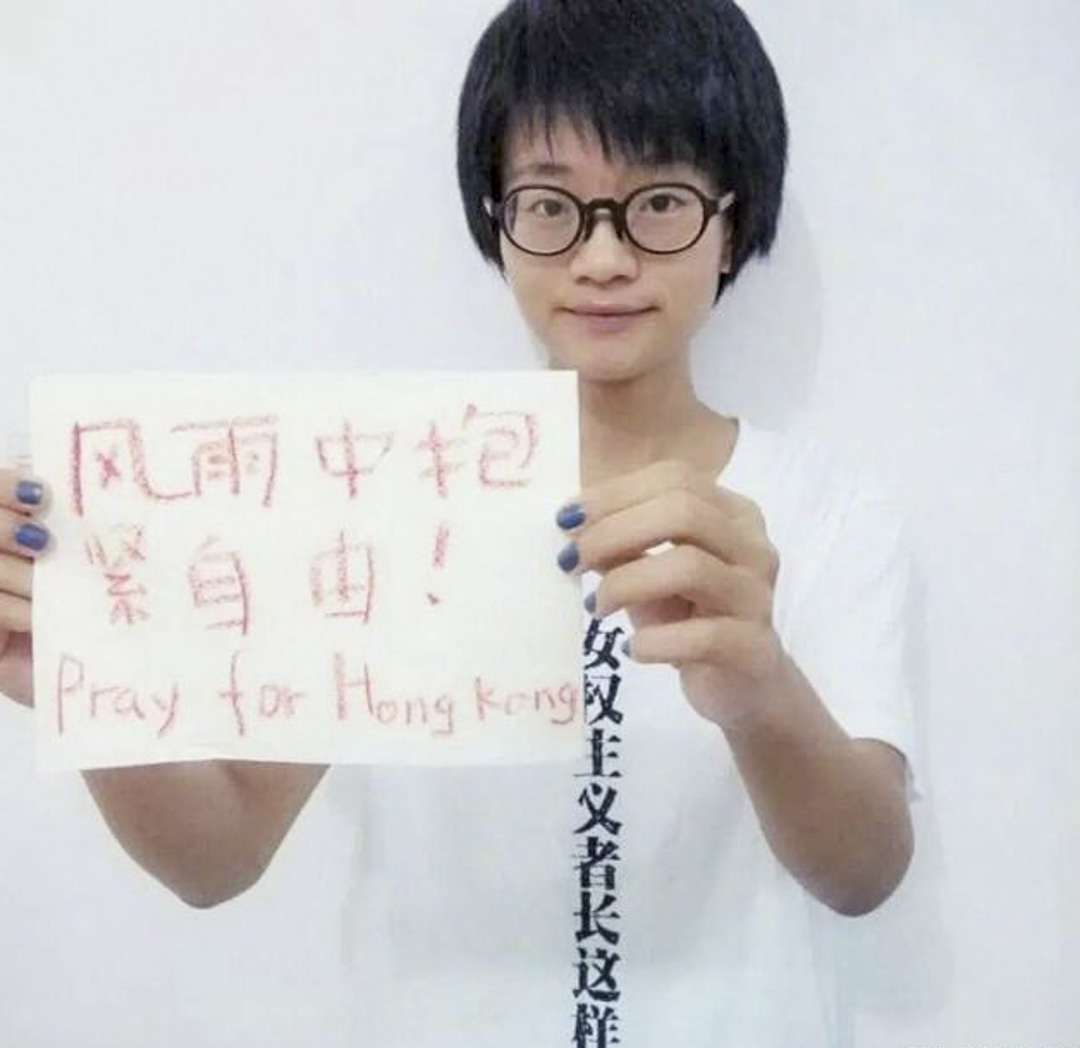 肖美麗在2014年手舉標語寫着「風雨中抱緊自由!Pray for Hong Kong」的照片,被民族主義者宣稱她是港獨。
