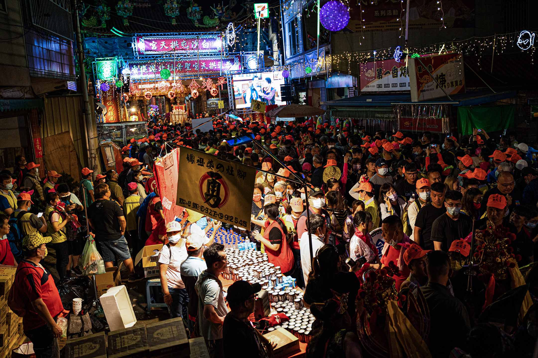 台灣苗栗白沙屯，信眾聚集在拱天宮附近，等待媽祖起駕前往進香。