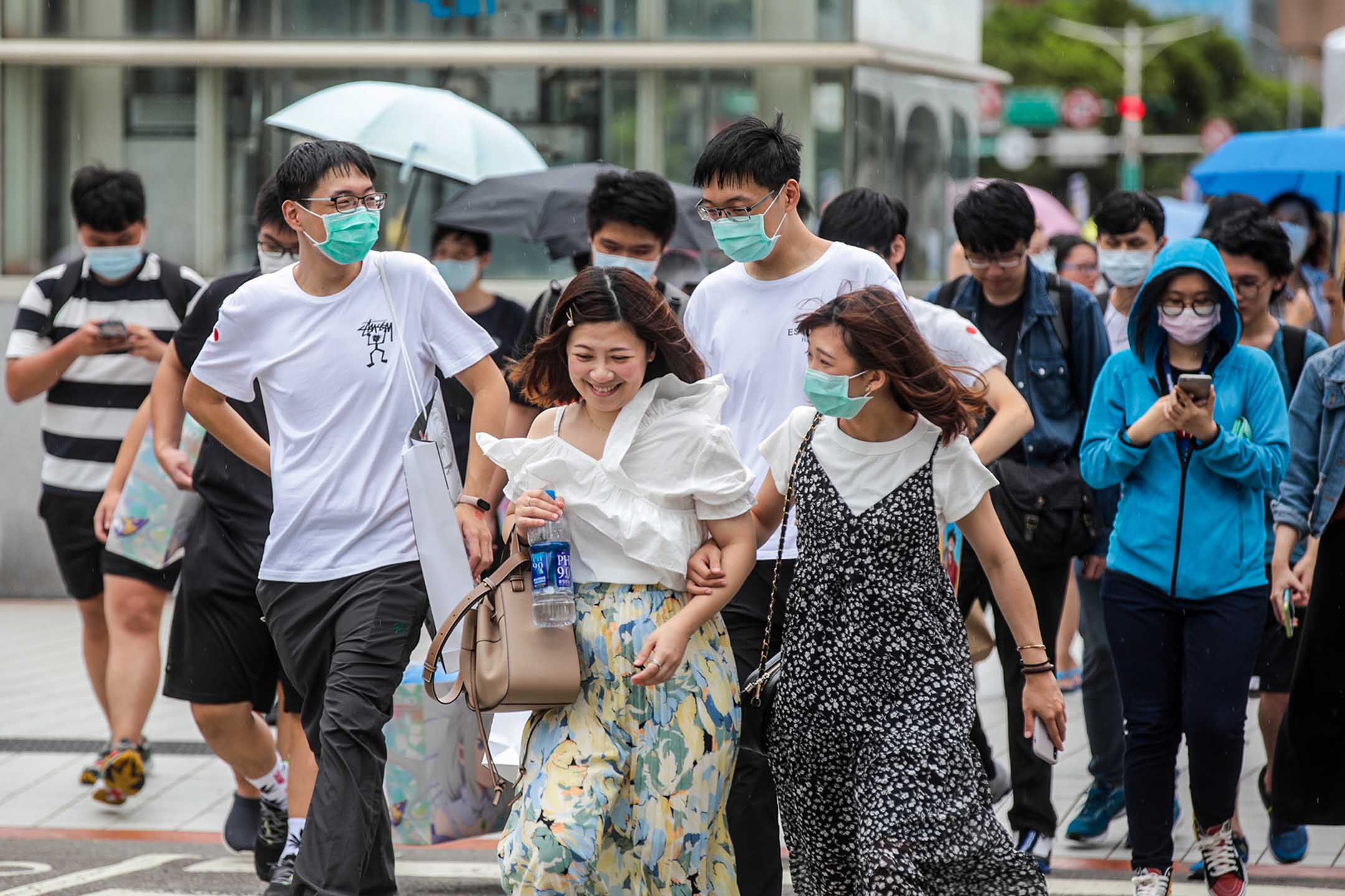 2020年7月30日台灣台北,行人橫穿馬路。