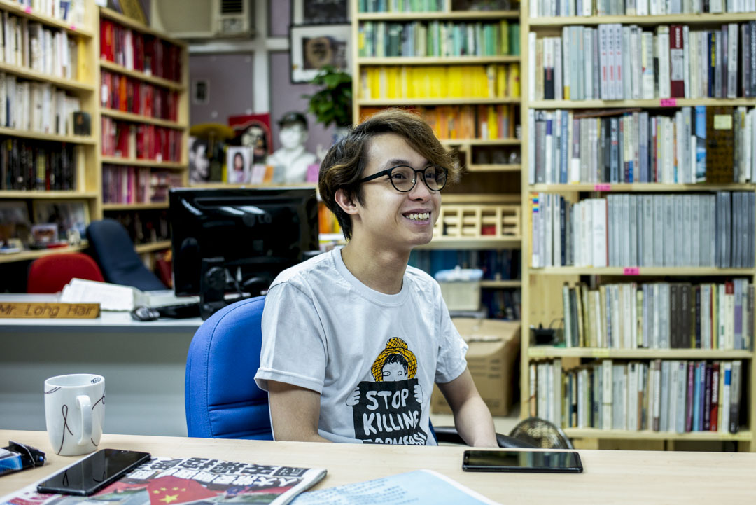 陳皓桓在社民連總部接受訪問。