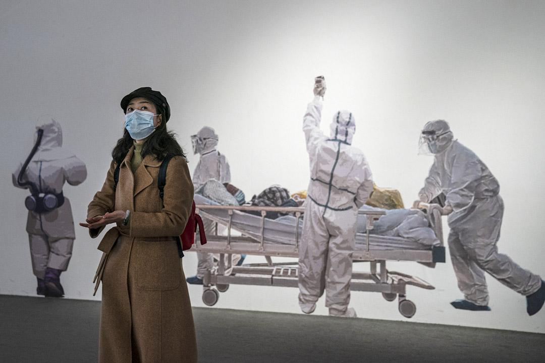 2021年1月30日,武漢,一名戴著口罩的女士參觀武漢抗擊新冠病毒的展覽。