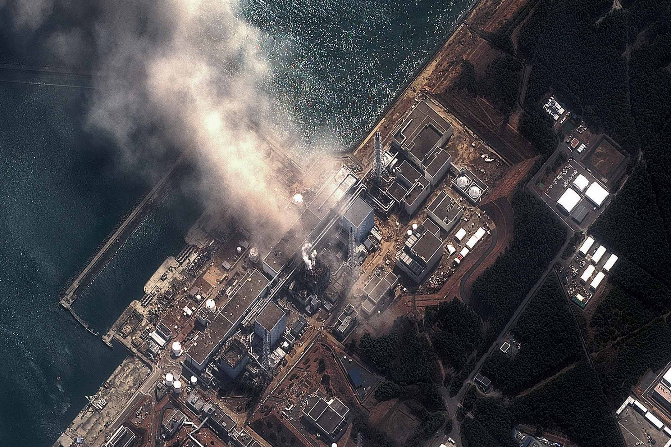 2011年3月14日,311大地震和海啸后,福岛第一核电厂。