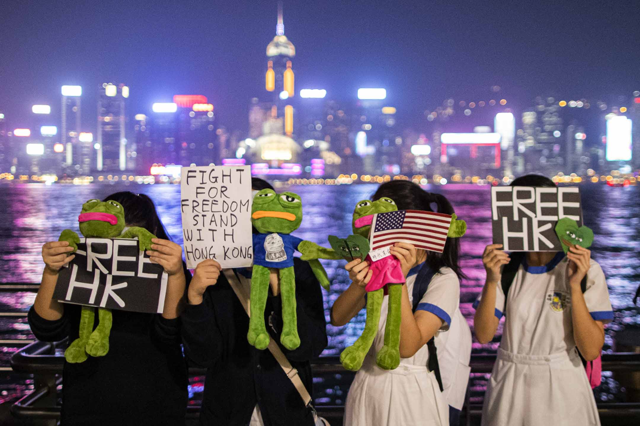2019年9月30日香港,反修例运动期间学生们拿佩佩蛙参加人链抗议活动。